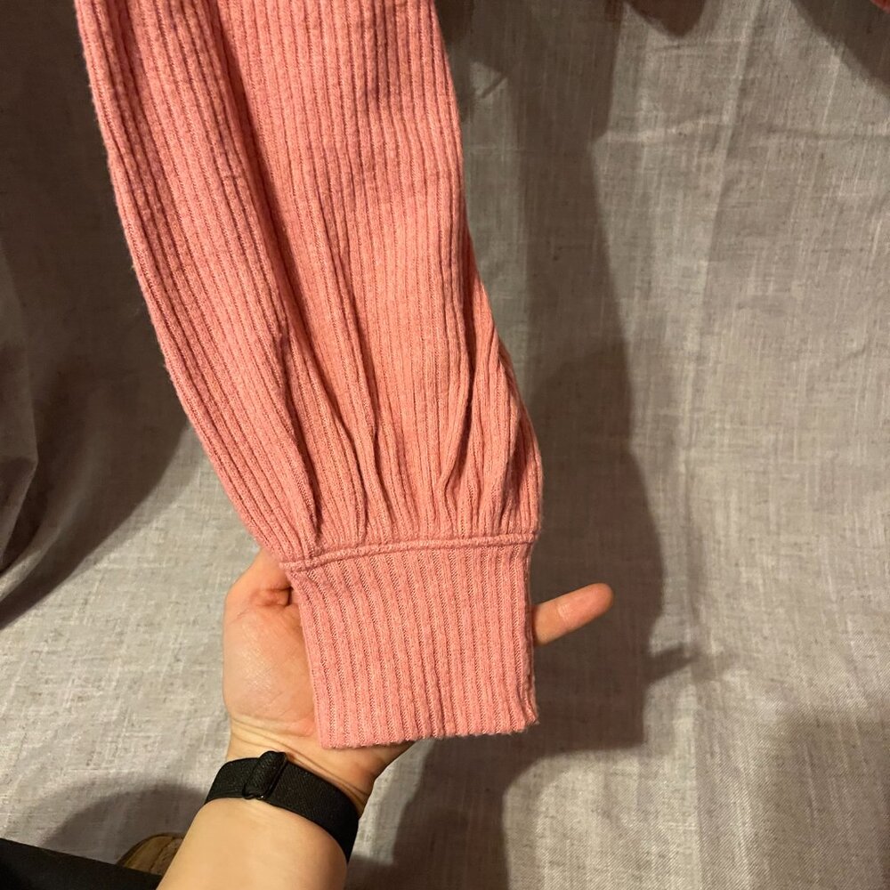 NWT Womens Cropped Hollister Sweater - Picture 6 of 6
